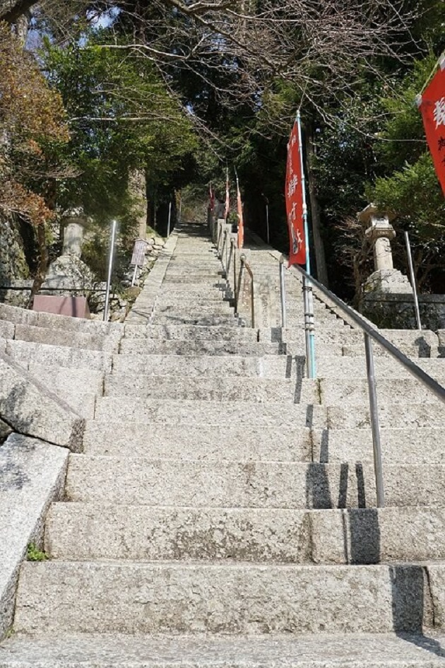 急な階段が多い竹生島。ただ景観にも優れ、素晴らしい眺望に苦労も報われる。