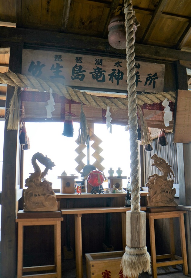 竹生島最強のパワースポットのひとつ竜神拝所。写真に写りこむのは水をつかさどる龍神か。いずれにしてもただならぬ気配が漂う