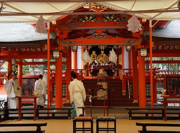 生田神社の本殿。この日も神前で夫婦が誕生した。