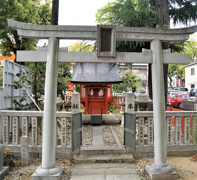 末社「松尾神社」の杉では縁結びの願掛けができる。ここも人気のスポットだ。