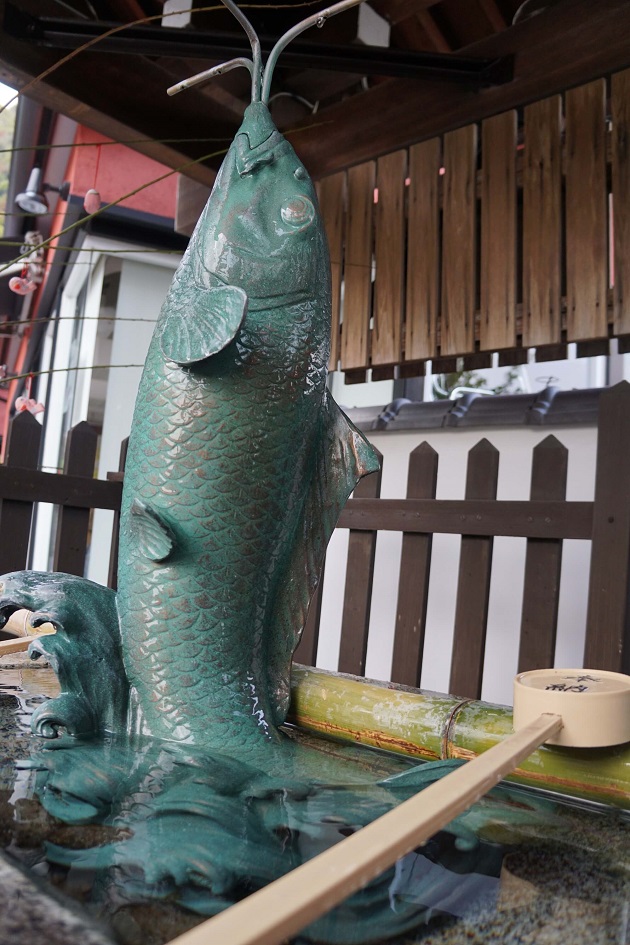 恋をかなえる「願い鯉」。北野天満神社が誇る恋愛成就のパワースポット。