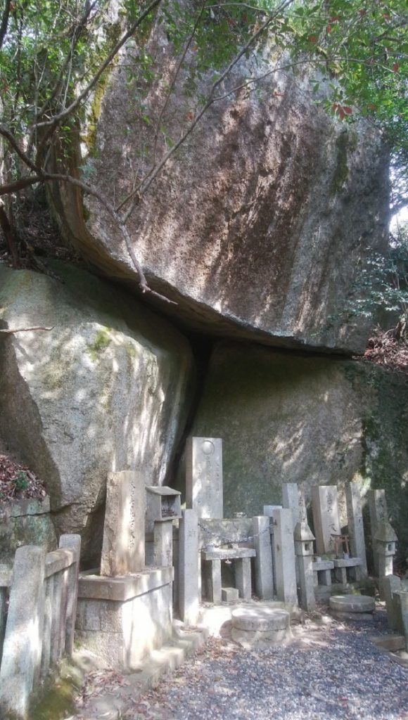 磐船神社の天岩戸。圧倒されるスケールだが、形状としても非常に珍しい。