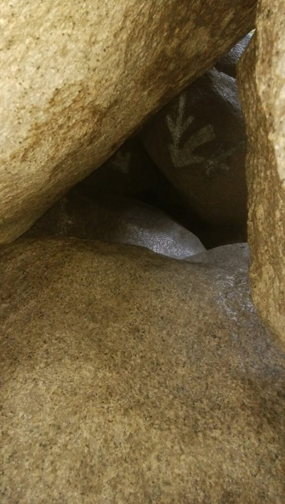 磐船神社の岩窟めぐり最大の難所。生まれ変わりを疑似体験できる。そこに非常に深い意味がある。