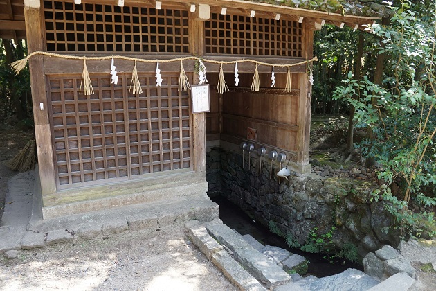 宇治上神社の手水舎。現存する唯一の宇治七名水「桐原水」で身を清めるのが特徴だ。