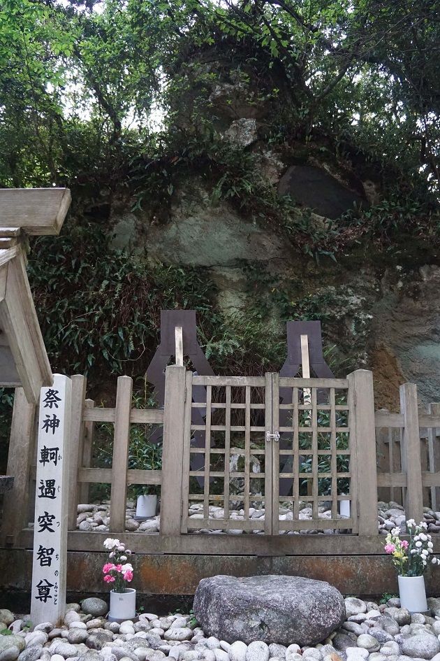 花の窟神社は古代の自然崇拝のスタイルをいまに伝えるパワースポット。参拝時間は自由