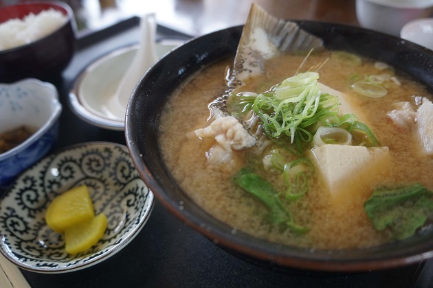 味噌汁に魚の粗の出汁をきかせたアラ汁。豆腐が入っている。