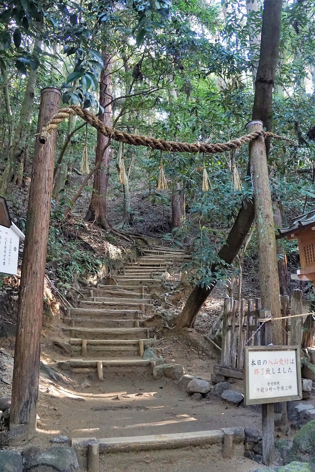 大神神社最大のスピリチュアルスポット、三輪山の登拝口。入山には厳格なルールを守る必要がある。11月上旬の服装はパーカーでOK。