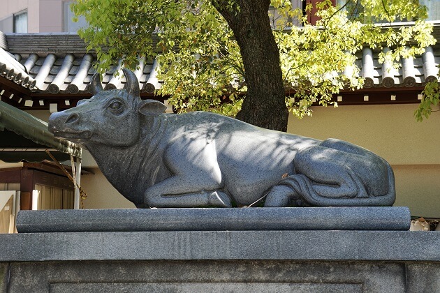 大阪天満宮の牛の像。